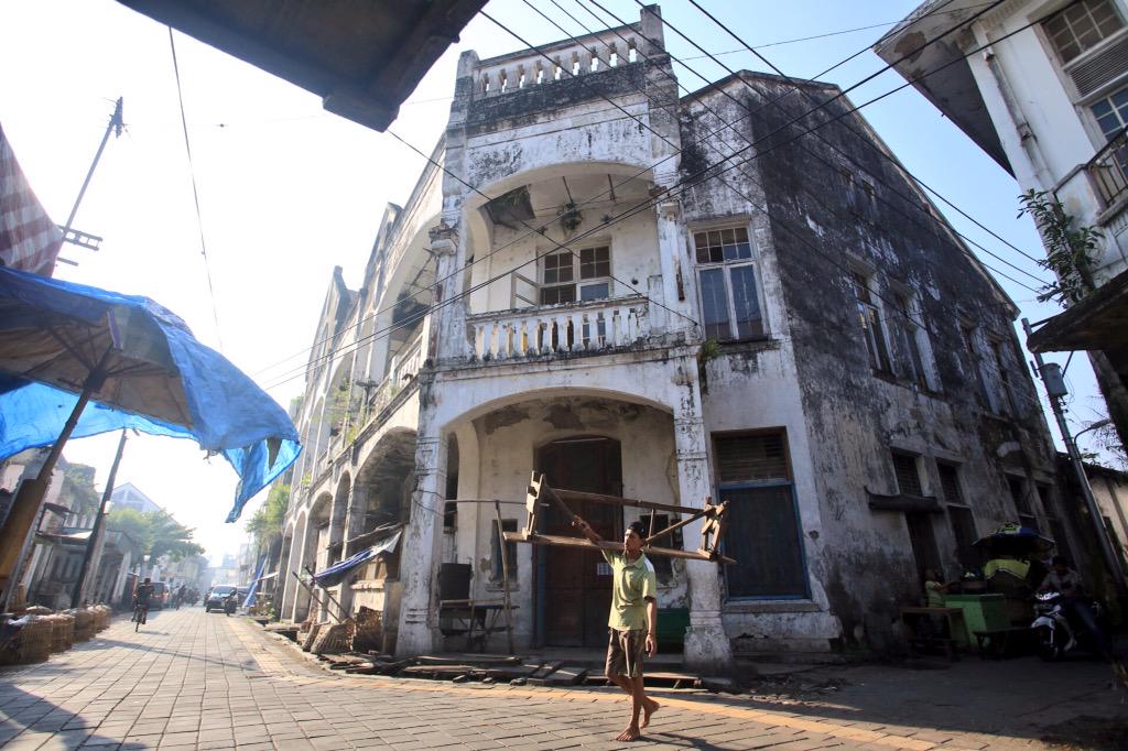 Semarangview's tweet photo. Semarang pagi ini! perempatan kepodang kota lama semarang... @SFI2015Semarang @NatGeo #urban #photography #semarang http://t.co/jsT1E5EgNl