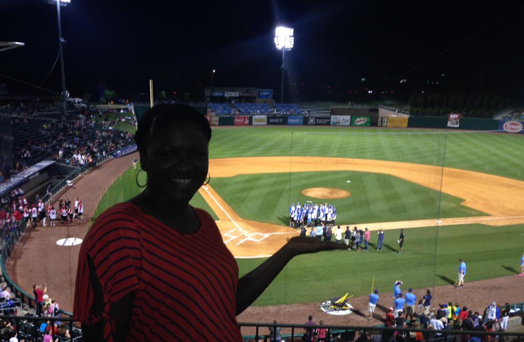 RadicalLuv's tweet photo. #aleagueoftheirown #BFF #tryingtowwinablueray #teaminmyhand http://t.co/iX9I8uBErL
