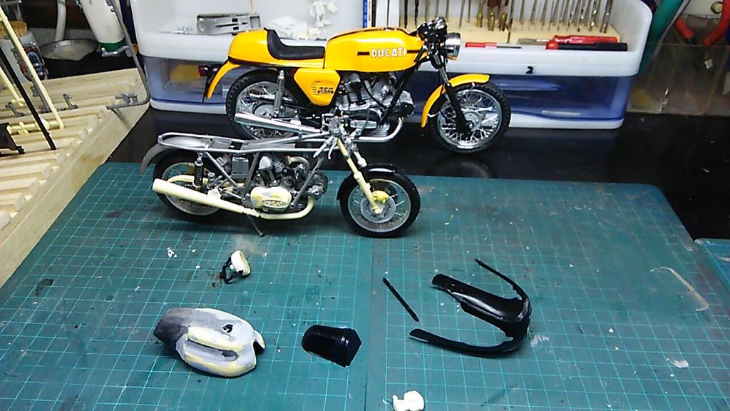 tmtkws's tweet photo. タミヤ 1/12 900SS改750SS
形になってきたので、プロフィール画像にもあるプロター 1/9 750Sと並べてみた。
750SS資料ベースに750S実物で確認すると結構合っている。残るはテールランプとウインカーの自作だな。 http://t.co/bKtCtKo6bN