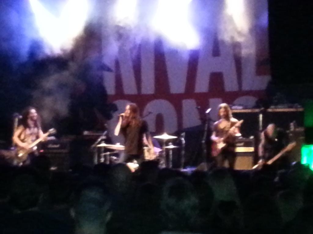 mohr_ron's tweet photo. @thelazysband Killing the stage at the Phonix! @949TheRock #MultipleEargasims #killingit #ausies http://t.co/yumOk2vILc
