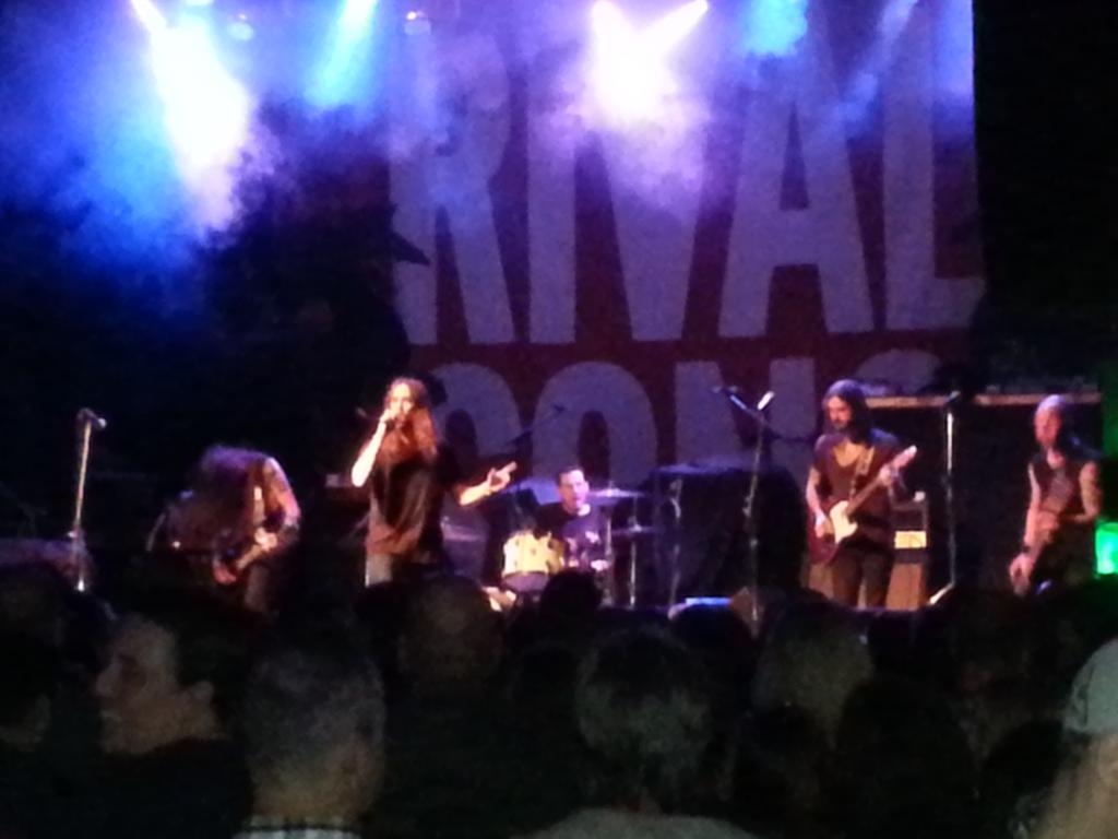 mohr_ron's tweet photo. @thelazysband Killing the stage at the Phonix! @949TheRock #MultipleEargasims #killingit #ausies http://t.co/yumOk2vILc