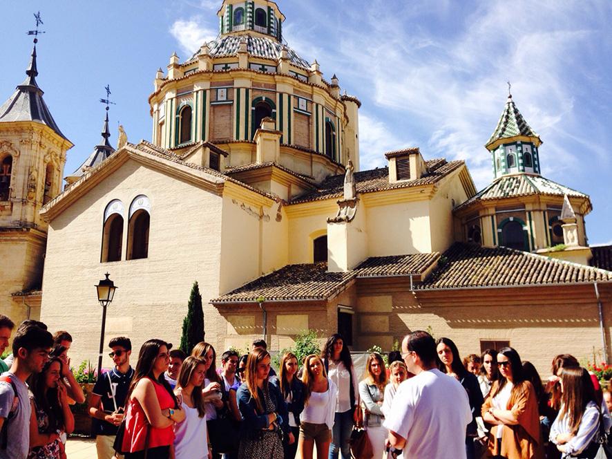 UCAM's tweet photo. Alumnos de la @UCAM viajaron a #Granada para conocer la asistencia y promoción social en el Hospital San Rafael http://t.co/oxI3RYuVyM