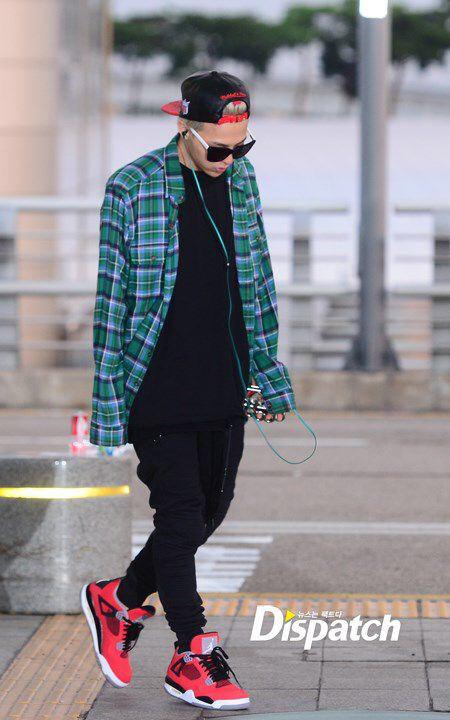 TheyLoveUOnly's tweet photo. gdragon's street style appreciation tweet http://t.co/MrL1BXRfi9
