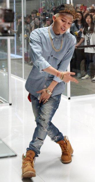 TheyLoveUOnly's tweet photo. gdragon's street style appreciation tweet http://t.co/MrL1BXRfi9