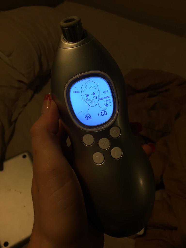 hg_shelbs's tweet photo. Just got done exfoliating with this bad boy &amp; LOOK AT THAT PAD EW OMG. 5 million dead skin cells gone in 5 mins! 👊😁 http://t.co/gaZ2kxE93l
