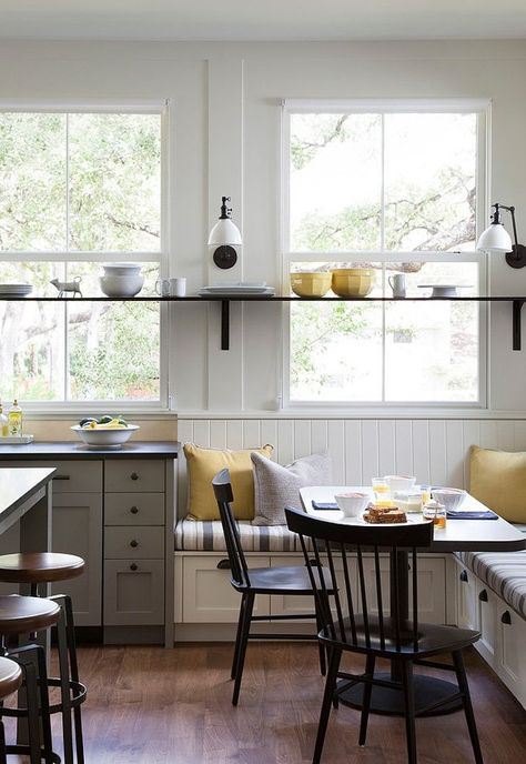 Modern take on a traditional farmhouse in Austin onekindesign.com/2013/11/14/mod…