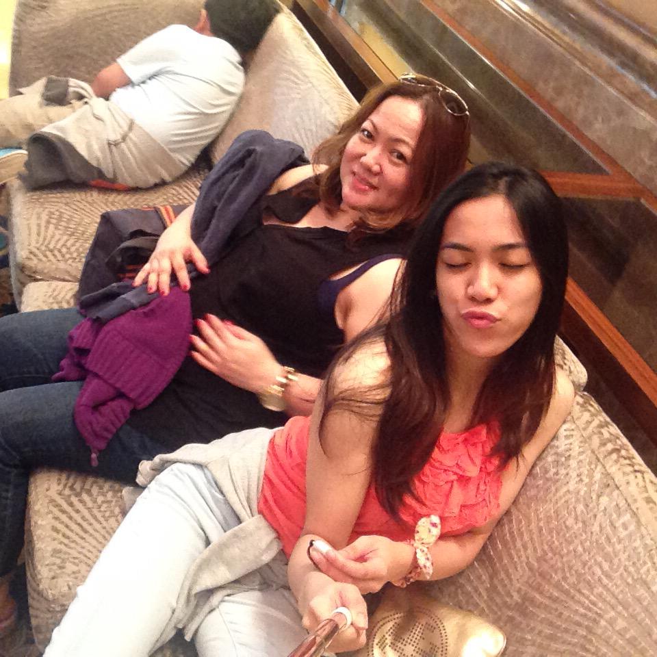 catesgonzales_'s tweet photo. Holaaa Singapore🌞 #firstselfies #noshame http://t.co/PBBBESbzrA
