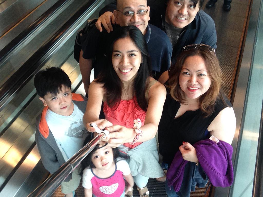 catesgonzales_'s tweet photo. Holaaa Singapore🌞 #firstselfies #noshame http://t.co/PBBBESbzrA