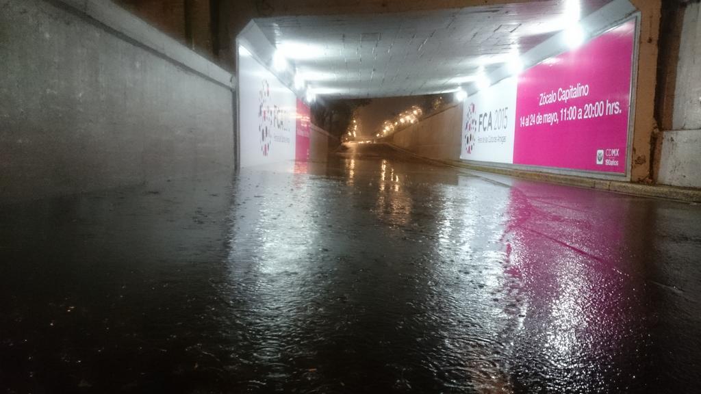CarlosTejedaA's tweet photo. @UnoNoticias Carriles centrales de Viaducto dirección AICM 
entre Eje Central y Tlalpan se encuentran cerrados http://t.co/Fm6Ndlrmja