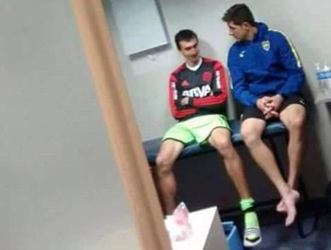 juankyjurado's tweet photo. La foto del día. Del mes. Del año. 
Nos recuerda que esto es un juego. Un hermoso juego. 
Son rivales. No enemigos. http://t.co/CL6chDtN5n