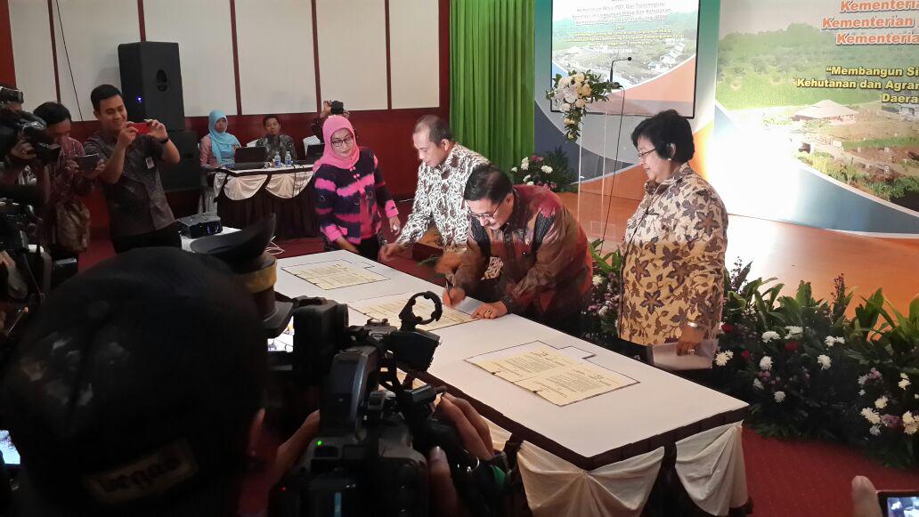 upilcilik's tweet photo. MOU KemenDesa, KemenATR dan KemenLHK tentang transmigrasi terpadu @marwan_jafar http://t.co/18Imh7yNbF ~ via @kemendesa