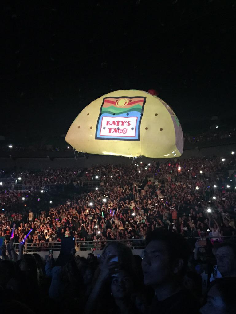 engineermataRAI's tweet photo. Ang cute nung mga pina-float ng fans no Katy Perry kagabi. πππ
#HiKath&DJ πππ #Stolen http://t.co/IzOpxNB5hm
