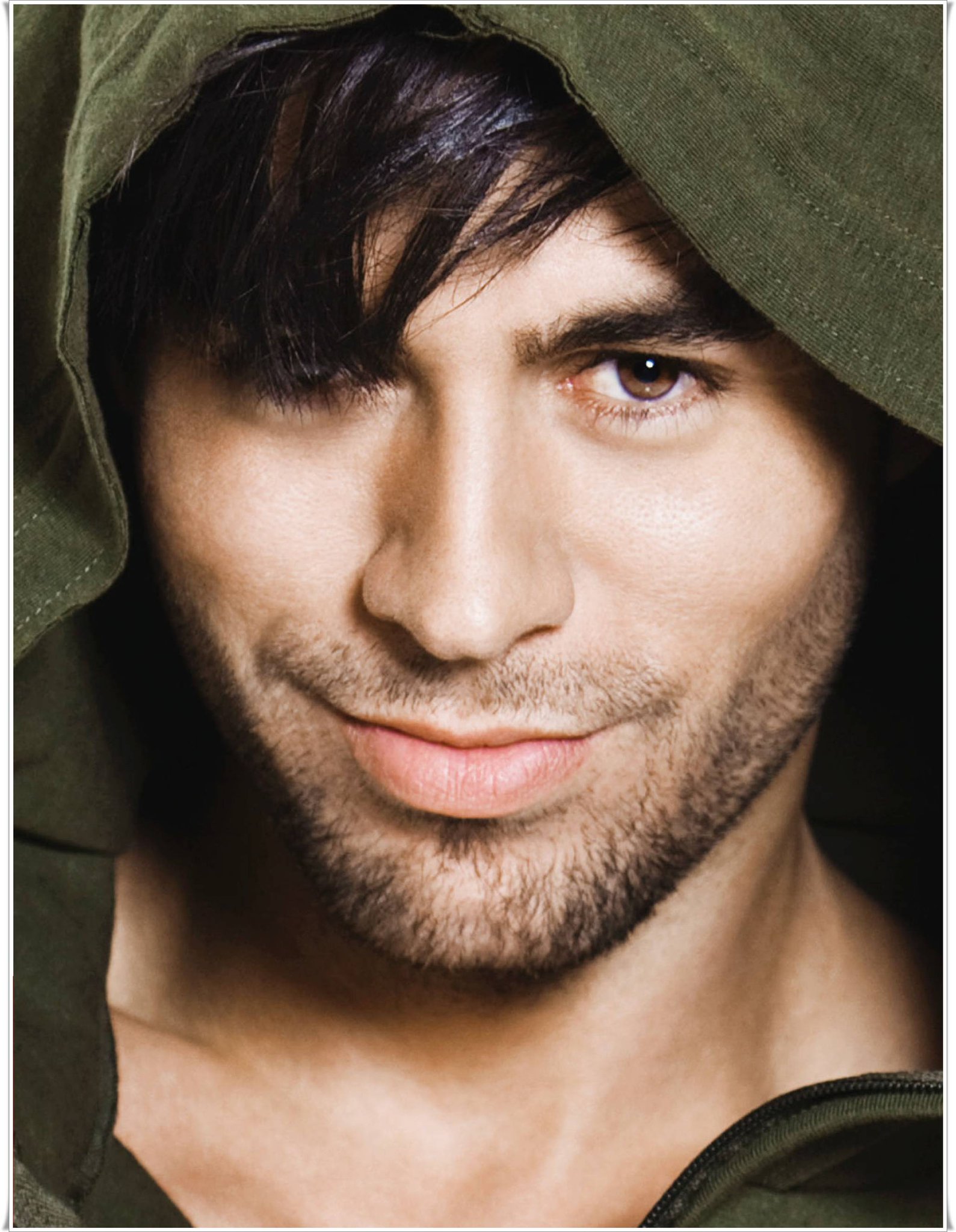Happy birthday Enrique Iglesias!!penyanyi asal Spanyol plg sukses ini berumur 40 tahun ini :) 