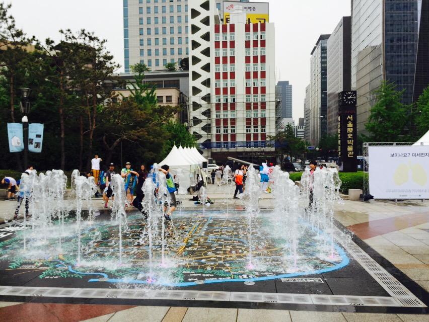 joeunedu's tweet photo. 서울시교육청 근처 #서울역사박물관 앞 #GFFIS 서울환경영화제 환경보호를 위한 다양한 행사들이 열리고 있네요. 평소보다 더 북적북적한 모습이네요. http://t.co/pvlKneA2A6