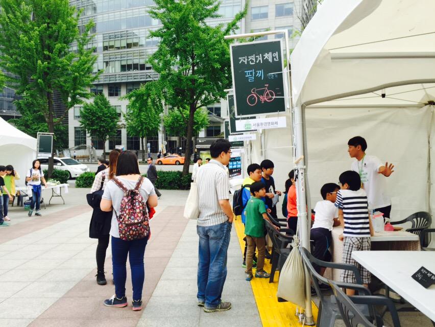 joeunedu's tweet photo. 서울시교육청 근처 #서울역사박물관 앞 #GFFIS 서울환경영화제 환경보호를 위한 다양한 행사들이 열리고 있네요. 평소보다 더 북적북적한 모습이네요. http://t.co/pvlKneA2A6
