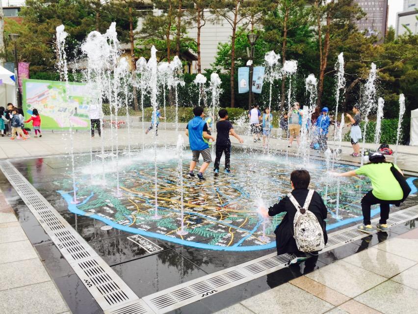 joeunedu's tweet photo. 서울시교육청 근처 #서울역사박물관 앞 #GFFIS 서울환경영화제 환경보호를 위한 다양한 행사들이 열리고 있네요. 평소보다 더 북적북적한 모습이네요. http://t.co/pvlKneA2A6