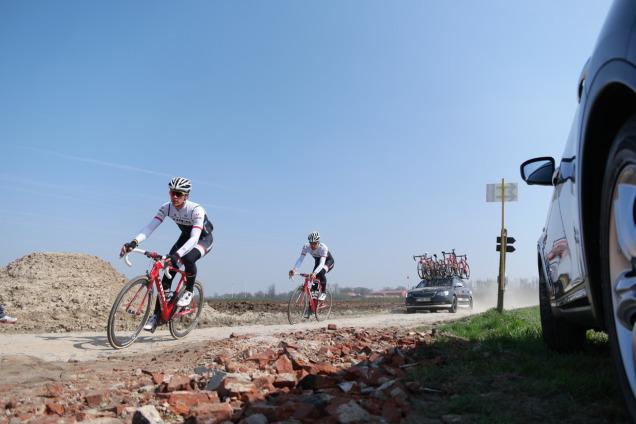 LanterneBeB's tweet photo. Who rules the tunes on @TrekFactory bus?Sterrata or cobbles in 2016? @Jasperstuyven tells all https://t.co/rsbMHlFAkg http://t.co/LuKwVhf1mj