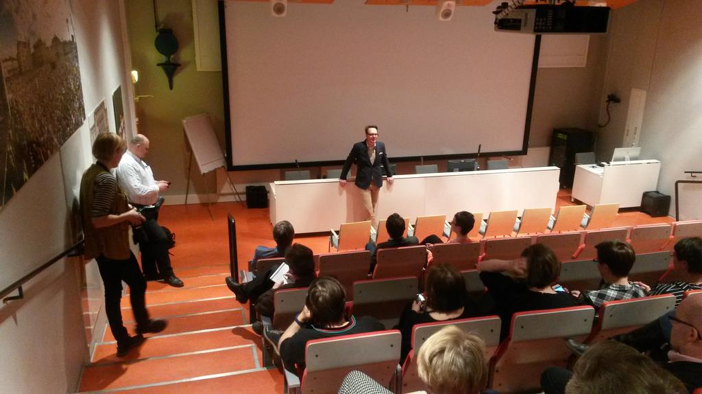 Aamulehden uusi päätoimittaja on Jussi <a href="/tuulensuu/">Jussi Tuulensuu</a>. Raikuvat aplodit toimitukselta.  #journalismi #media <a href="/aamulehti/">Aamulehti</a>