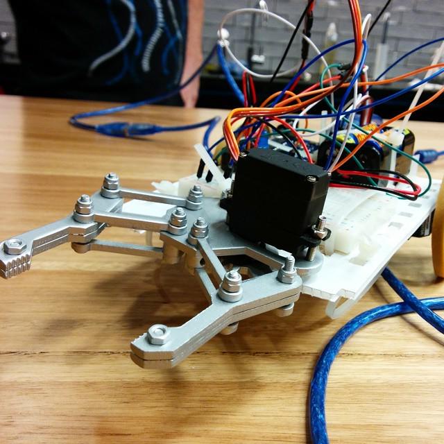 ajfisher's tweet photo. Clawed #nodebot #xerohack http://t.co/4KPzI0vFf7 http://t.co/32YbhSxYbU