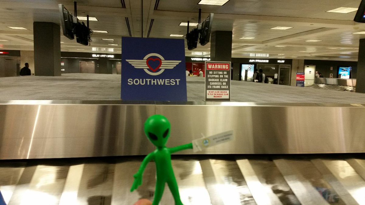 AFRLLLA's tweet photo. @AFRLMarsMission #MarsAmbassador 8 May 2015 - Marty arrives at Dulles Airport - Greetings Earthlings! http://t.co/w2upzdI3Xb