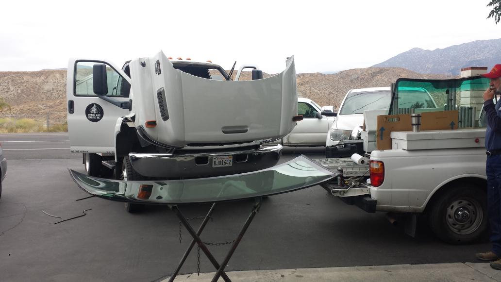 ShelbyAutoGlass's tweet photo. #GMC 5500 #Tree service # truck #windshield installation in #Hemet http://t.co/WRn1wftxar