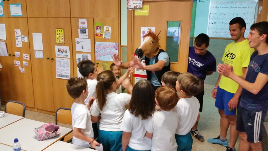 tafaddevesa's tweet photo. Como cada semana, los Healthy Heroes de #TAFAD #LaDevesa pasan a revisar los almuerzos de los alumnos de primaria http://t.co/scJAOsIV0G