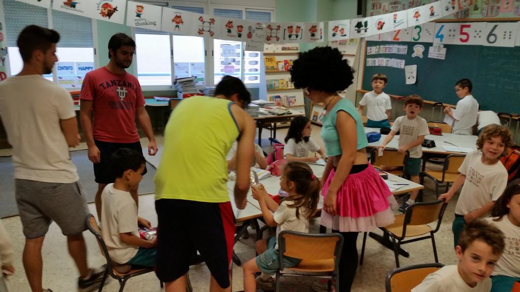 tafaddevesa's tweet photo. Como cada semana, los Healthy Heroes de #TAFAD #LaDevesa pasan a revisar los almuerzos de los alumnos de primaria http://t.co/scJAOsIV0G