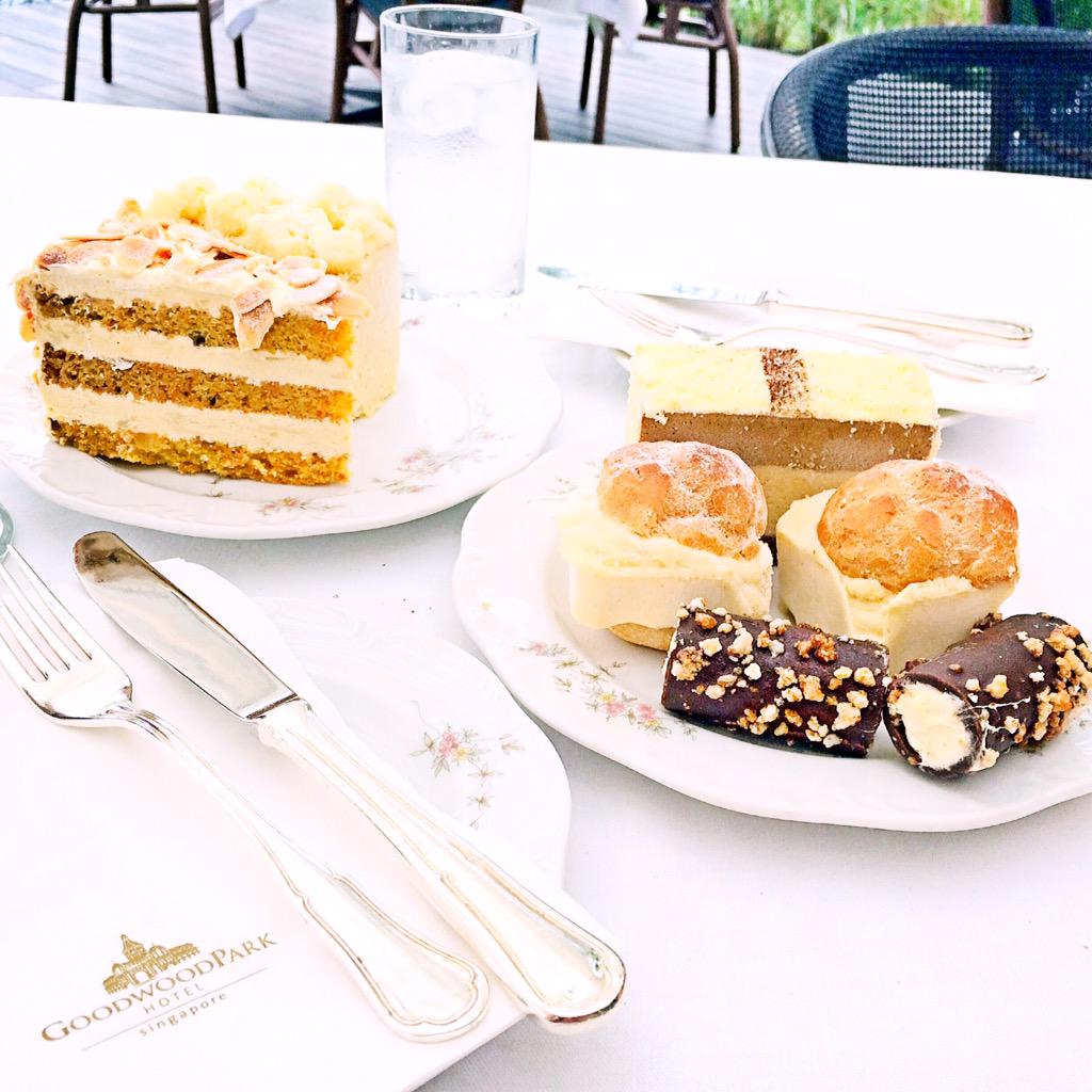 CynieC's tweet photo. You either #love or #hate #durian ❤️ #festival at #goodwoodpark #hotel #singapore #afternoontea #foodie #cake #yum http://t.co/uJPKiTuNkd