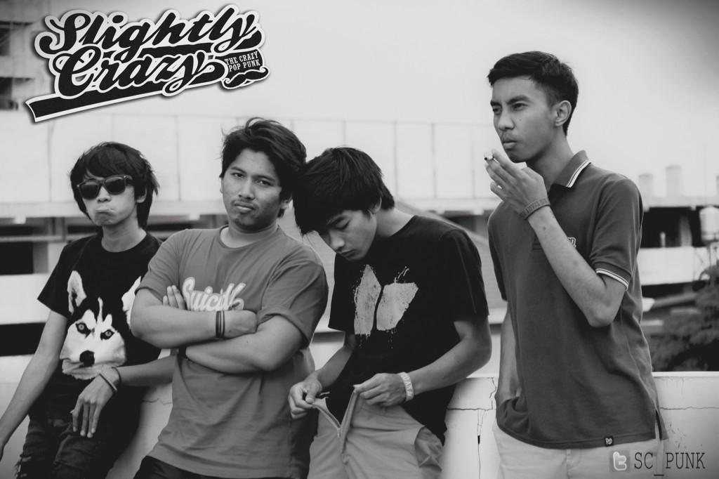 Lama tak muncul kami lagi buat video clip terbaru "sunday morning" , tunggu link youtube dari kami .