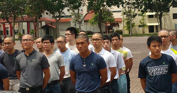 Chsovz's tweet image. 군대간 아들... 입소