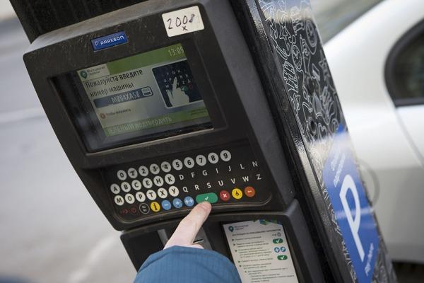 В Москве отменят плату за парковку в праздничные дни