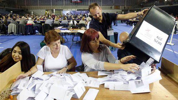 Hurriyet's tweet photo. Seçimlerde herkesi şaşırtan sonuç http://t.co/yOj91DFjH0 http://t.co/NtXnnQenPp