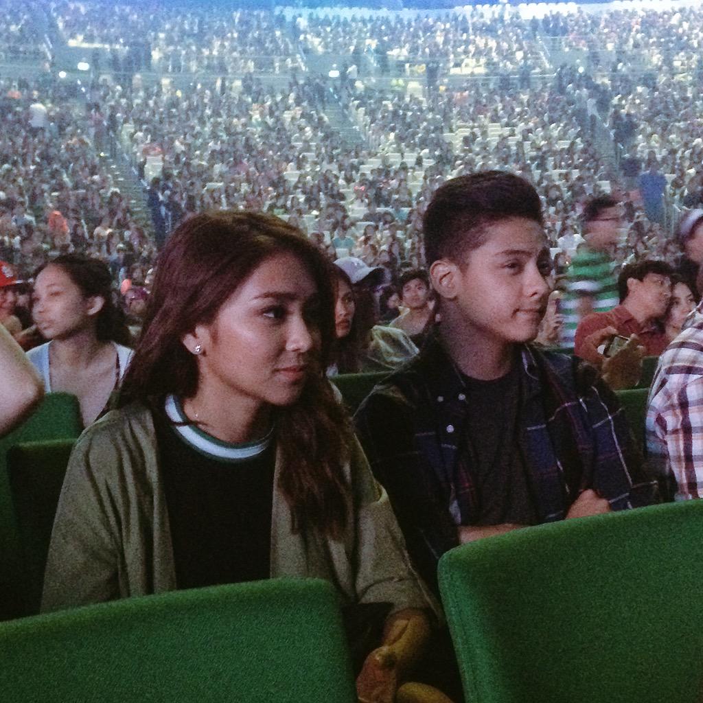 DanieLuvKathryn's tweet image. KathNiel during #ConcertDate #PrismaticWorldTourPH © -🐯