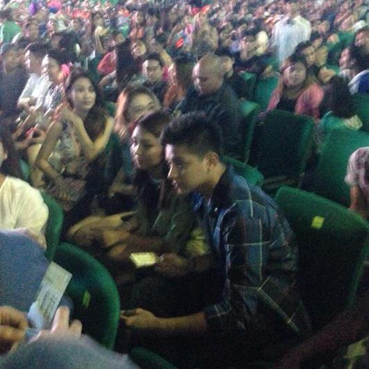 DanieLuvKathryn's tweet image. KathNiel during #ConcertDate #PrismaticWorldTourPH © -🐯