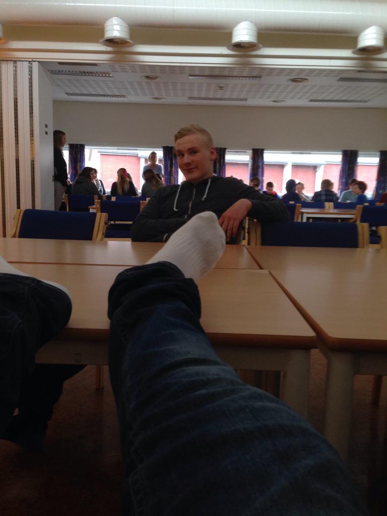 thefakepingus's tweet photo. @rompeeskil koser seg med dei nye små ripsa fra 7 klasse ❤️ http://t.co/0UfJOhTCzR