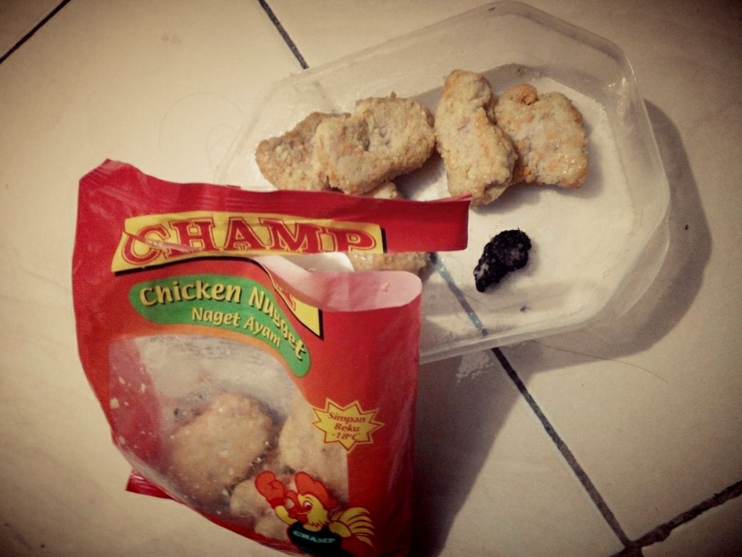 sandymnoor's tweet photo. Apa ini benda hitam Yg gw temuin di dalem bungkus nugget ini? #champnugget http://t.co/5HM50DFNIO