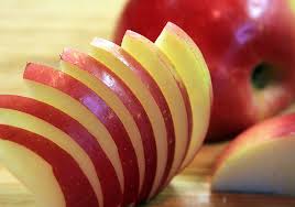 IHSindonesia's tweet image. Yuk simak bagaimana cara membuat garnish dengan bahan buah apel. #ChefBasics ow.ly/Mq89B