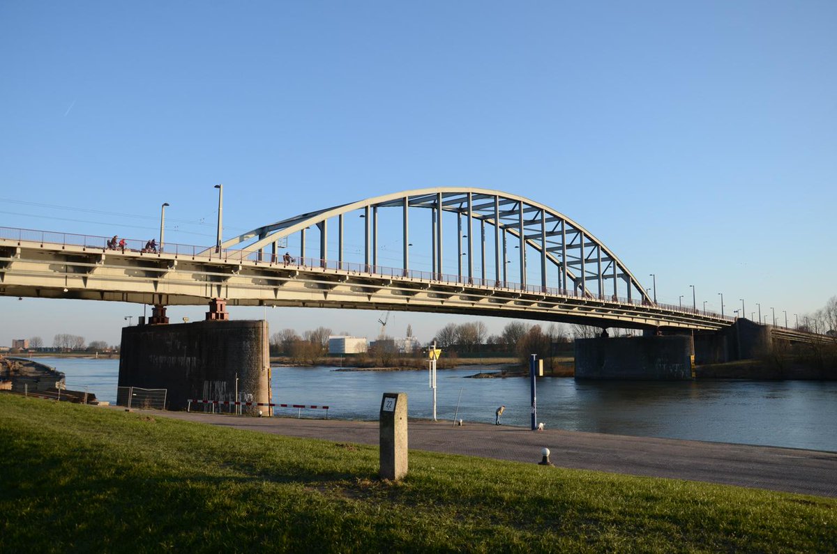 sommecourt's tweet photo. The battle to try and hold Arnhem Bridge began. #VEDay70 http://t.co/WByuWWa79c