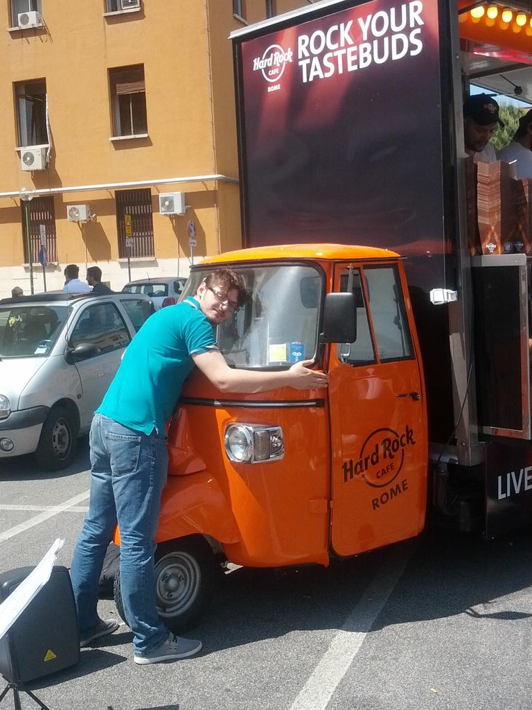 JanjiSp's tweet photo. Stiamo da troppo tempo in fila, si è affezionato!! @Felix_Sperandeo @hrcrome #ThisIsHardRock #datejeilpigiamaUNISEX http://t.co/xuYfqHWxoO