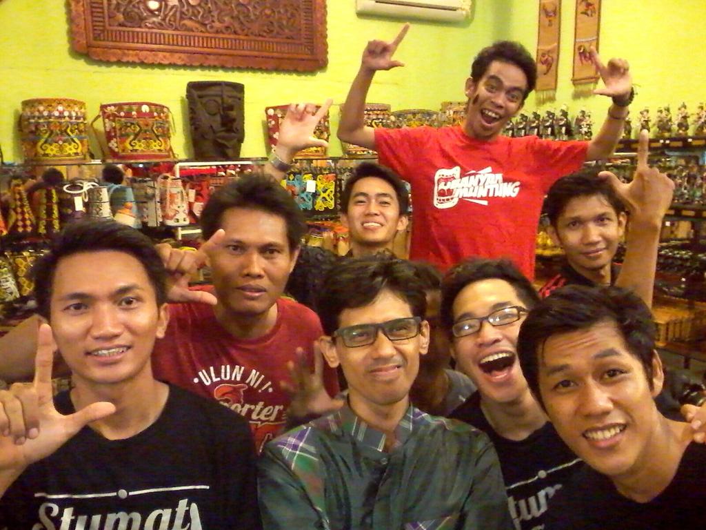 Ini nah wal, sisa keseruan syuting  <a href="/licak_stv/">Licak Liputan Kocak</a> di <a href="/eastkalimantan/">EastKalimantanCenter</a>. Tunggu tayangan di STV lah :)