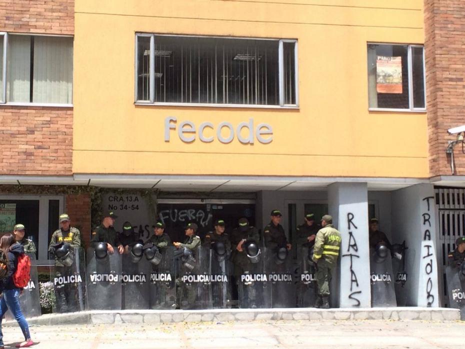 PostDerecha's tweet photo. #FecodeSeVendio retiro masivo de @fecode NO aprueben el acuerdo #YoApoyoAmiProfe #ParoDeMaestros #FuerzaMiProfe http://t.co/SzA2PRJN9A