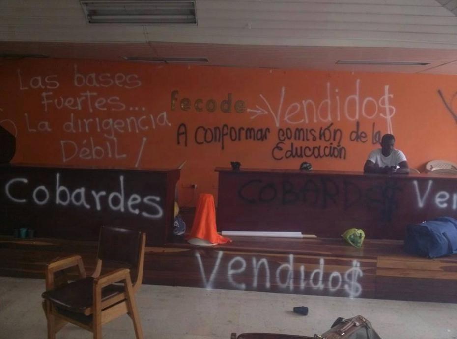 PostDerecha's tweet photo. #FecodeSeVendio retiro masivo de @fecode NO aprueben el acuerdo #YoApoyoAmiProfe #ParoDeMaestros #FuerzaMiProfe http://t.co/SzA2PRJN9A