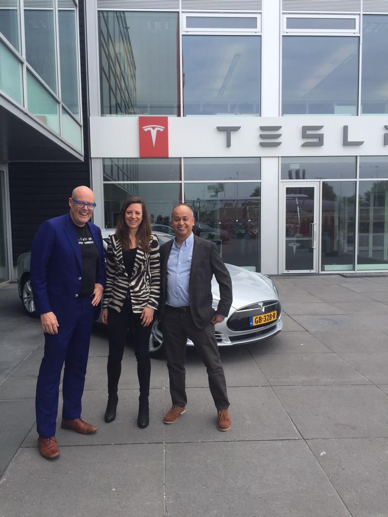 dikg's tweet photo. @vincente #tesla lovers http://t.co/N10ncrJHpO