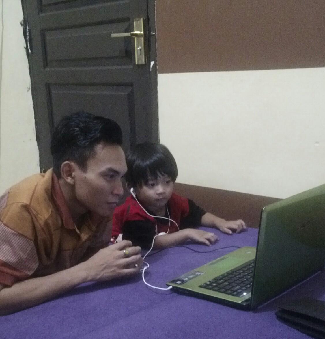 deRinjani's tweet photo. Like father like son w/Kenji Kentaro @erlangga002 http://t.co/bAUqksMjUQ
