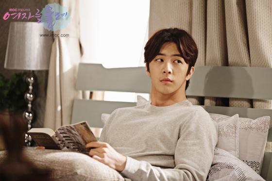 withMBC's tweet photo. "뭐 벌써 시간이 이렇게 되었어?" 오후 2시 35분부터 #여자를울려 6회가 재방송하는 시간이라구요. 현서(#박상현)도 읽던 책 잠시 내리고 여울보러~ 슝슝 http://t.co/RQbpk4Myb9 http://t.co/9dz7W7Xcez