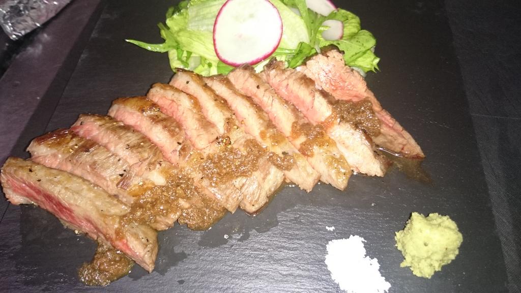 肉料理ワッゼカルネ 今夜は名前に そ が付く方はドリンクがお得ですよ オススメ肉料理は牛ロースの厚切りステーキ ボリューミーでジューシーに炭焼きしますよ 360グラムあるのでシェアして食べて下さいね 鹿児島 騎射場 肉バル Http T Co