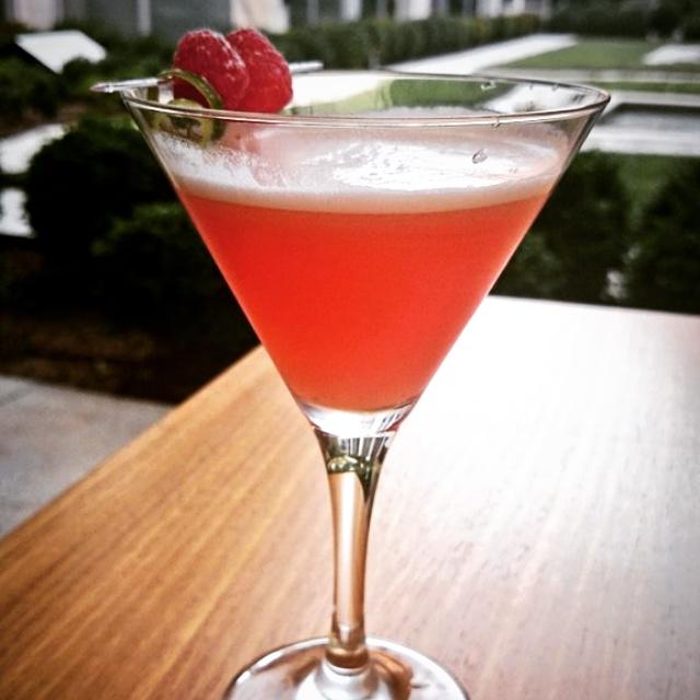 Nos tomamos un cocktail este #finde? Elige tu preferido y disfrútalo. thehall.es