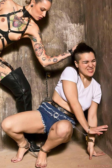 1 hora y media y empezamos!!😊😊A las 12:00 Show BDSM con @silviarubix para @Cam4_ES Molaaa!!❤❤ http://t<a href="/tag/bdsm"class="tags"><span>#bdsm</span></a><a href="/tag/adarleca%C3%B1a"class="tags"><span>#adarleca&ntilde;a</span></a>
