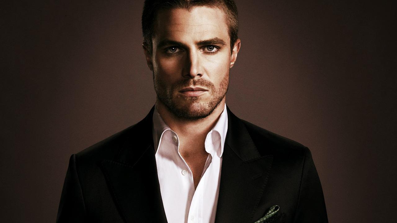 Happy Birthday to the dynamic actor Stephen Amell. Please join us as we wish him a happy celebration. 