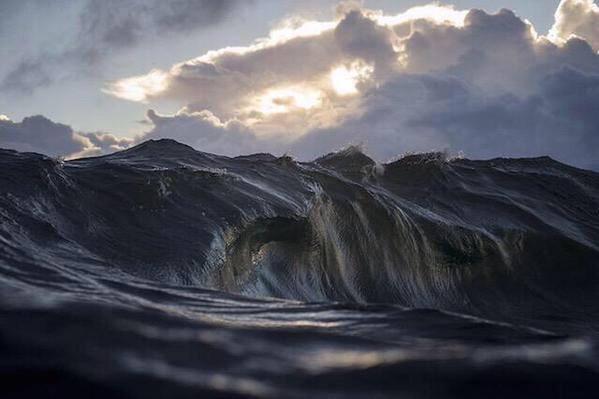 fahd_only's tweet photo. المصور الاسترالي Ray Collins يصوّر الأمواج وهي تبدو كالجبال، فيتبادر لذهننا قوله تعالى : وهي تجري بهم في موج كالجبال. http://t.co/B4SOfpeTVN